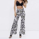 Pantalon ample léopard satiné blanc.