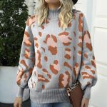 Pull gris léopard col roulé.